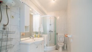 A modern bathroom with a shower, toilet, and sink. - Apartments Veve - Studio Apartment with Terrace Sea View (Postira)