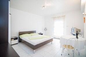 Iron/ironing board, WiFi, bed sheets - Apartments Veve - Studio Apartment with Terrace Sea View (Postira)