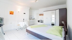 A modern bedroom with a bed, a desk, and a chair. - Apartments Veve - Studio Apartment with Terrace Sea View (Postira)