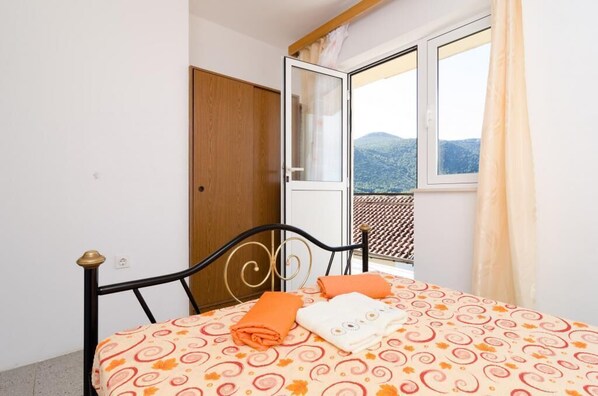 2 bedrooms, iron/ironing board, internet, bed sheets