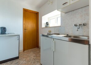Réfrigérateur, plaque de cuisson, cafetière/bouilloire, grille-pain