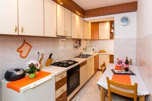 Fridge, microwave, oven, stovetop - Apartment Dolores - Two Bedroom Apartment with Balcony (Dubrovnik)