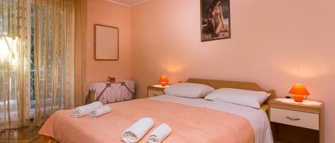 2 bedrooms, iron/ironing board, free WiFi, bed sheets