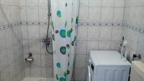 Secador de pelo, toallas