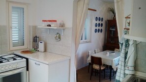 Refrigerador, microondas, placa de cocina, lavavajillas