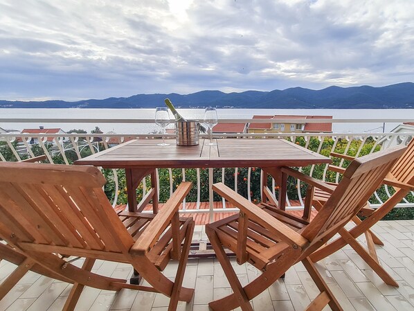 Outdoor dining - Apartments Klara - Two Bedroom Apartment with Balcony and Sea View (Viganj)