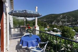 Outdoor dining - Villa Celenca - Double Room with Balcony and Sea View (Mokosica)