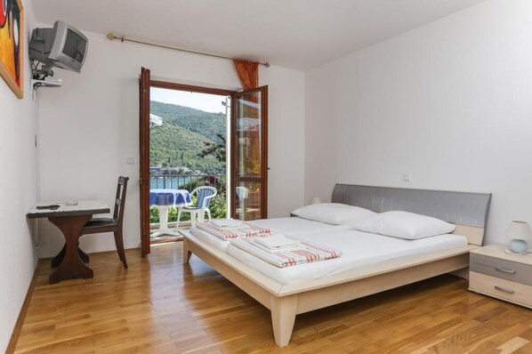 1 bedroom, free WiFi, bed sheets - Villa Celenca - Double Room with Balcony and Sea View (Mokosica)