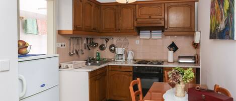 Fridge, oven, stovetop, coffee/tea maker