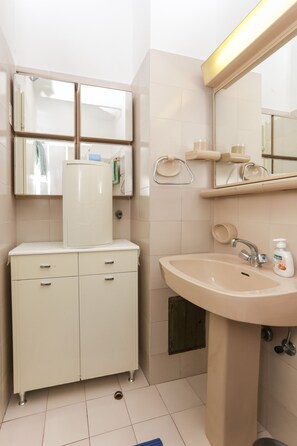 Hair dryer, towels - K-Apartments - Two Bedroom Apartment with Terrace and Sea View - A4 (Dubrovnik)