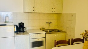 Een koelkast, een oven, een kookplaat