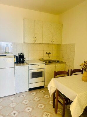 Frigorífico, horno y placa de cocina