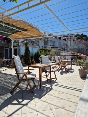 Outdoor dining - Apartments Matea - One-Bedroom Apartment with Sea View (Stikovica)