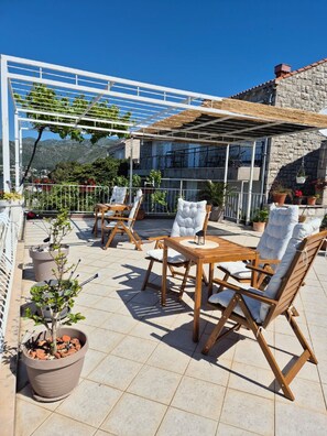Outdoor dining - Apartments Matea - One-Bedroom Apartment with Sea View (Stikovica)