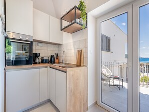 Frigorifero, forno, piano cottura, macchina per tè/caffè