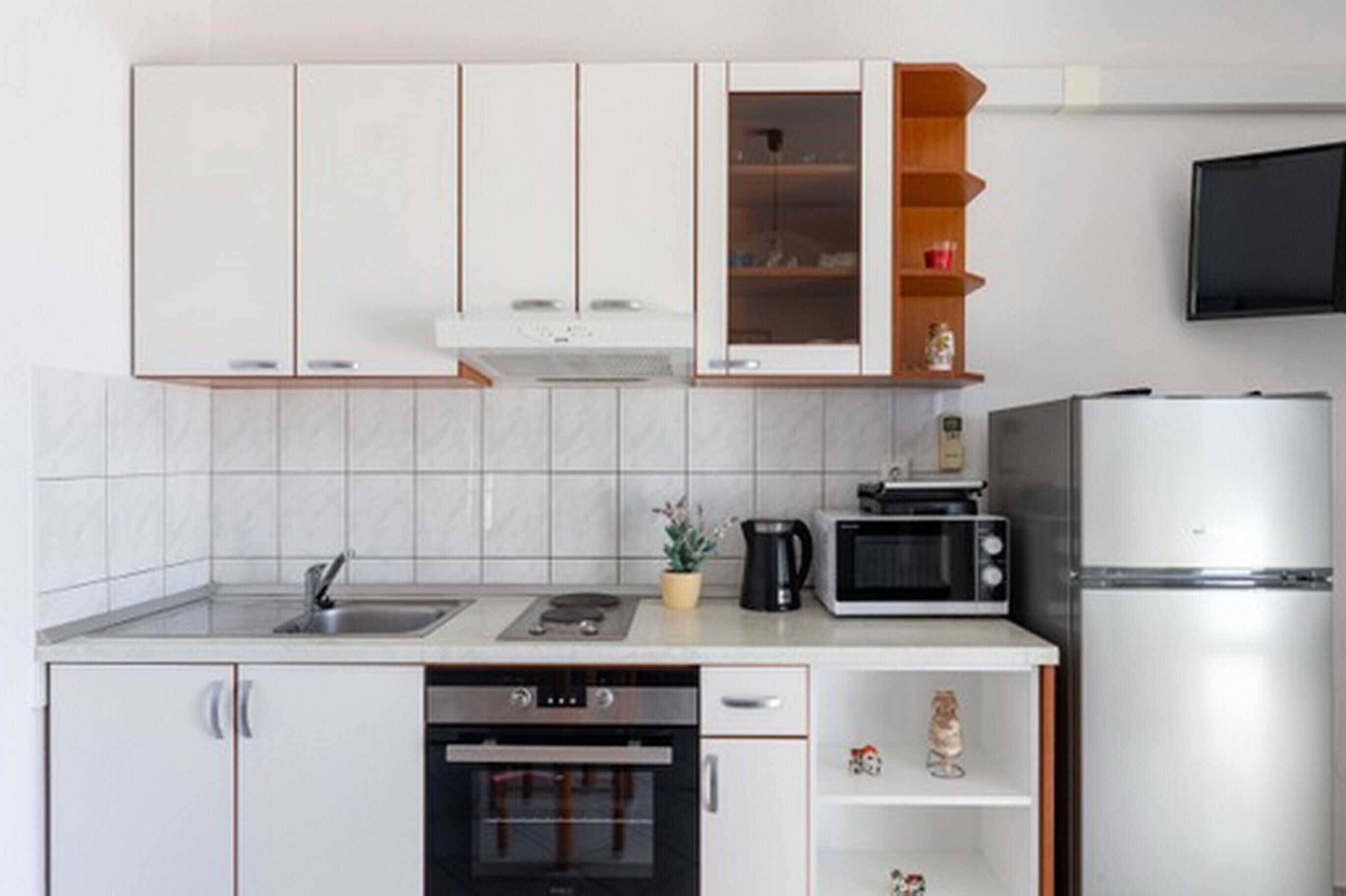 Réfrigérateur, micro-ondes, plaque de cuisson, cafetière/bouilloire