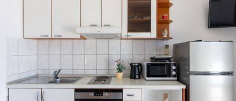 Réfrigérateur, micro-ondes, plaque de cuisson, cafetière/bouilloire