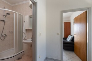 Dusche, Haartrockner, Handtücher