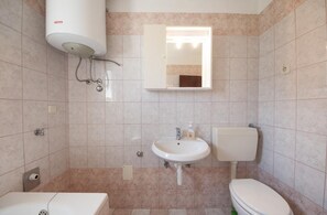 Badewanne, Haartrockner, Handtücher