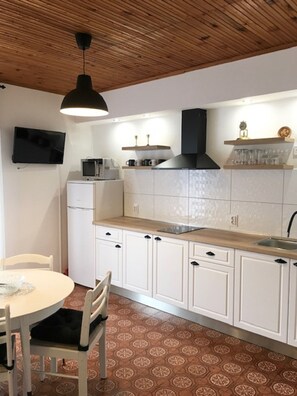 Réfrigérateur, micro-ondes, plaque de cuisson