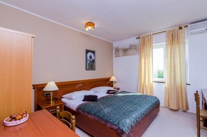 2 bedrooms, iron/ironing board, Internet, bed sheets