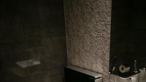 A modern bathroom with a toilet, a sink, and a mirror. - Rooms Lejletul  - Deluxe Double Room with Square View (Berat) (Split)