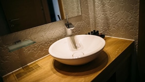 A bathroom with a round white sink, a glass shelf, and a mirror. - Rooms Lejletul - Comfort Double Room with Square View (Bedr) (Split)