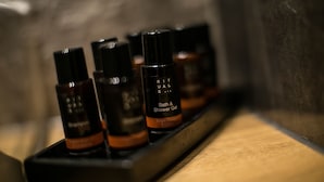 A set of bottles on a tray, including a 'Ritual Bath & Shower Gel' with 'Sweet Orange & Cedar' scent. - Rooms Lejletul - Comfort Double Room with Square View (Bedr) (Split)