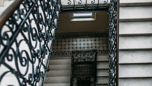 A staircase with ornate black metal railings and a tiled wall. - Rooms Lejletul - Comfort Double Room with Square View (Bedr) (Split)