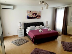 4 bedrooms, iron/ironing board, free WiFi, bed sheets