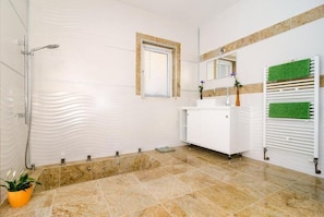 Baignoire, sèche-cheveux, serviettes fournies