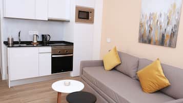 Refrigerador con freezer, microondas, horno, placa de cocina