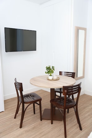 In-room safe, individually furnished, blackout curtains, soundproofing - New Point Madrid Opera (Madrid)