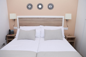 In-room safe, individually furnished, blackout curtains, soundproofing - New Point Madrid Opera (Madrid)