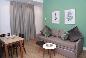 Loftsleilighet, 2 soverom, terrasse | Safe på rommet, individuelt innredet, blendingsgardiner og lydisolert