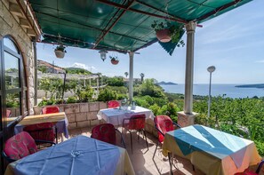 Outdoor dining - Guesthouse Moretic - Two-Bedroom Suite with Balcony and Sea View (Orasac)