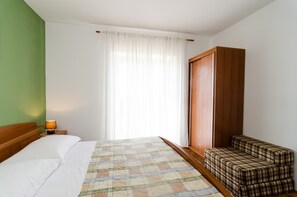2 bedrooms, iron/ironing board, WiFi, bed sheets - Guesthouse Moretic - Two-Bedroom Suite with Balcony and Sea View (Orasac)