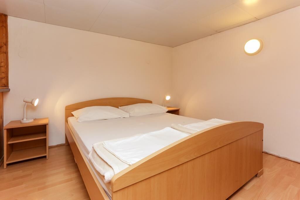 2 bedrooms, desk, soundproofing, iron/ironing board