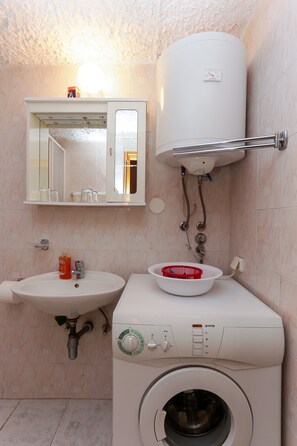Articles de toilette gratuits, sèche-cheveux, serviettes fournies