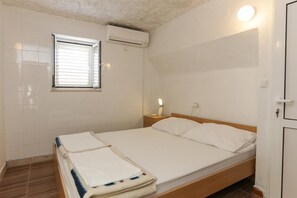 2 chambres, bureau, chambres insonorisées, fer et planche à repasser
