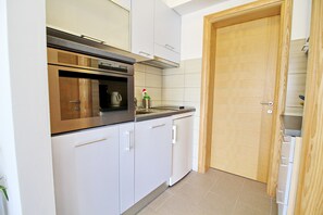 Køleskab, mikrobølgeovn, ovn, kogeplade