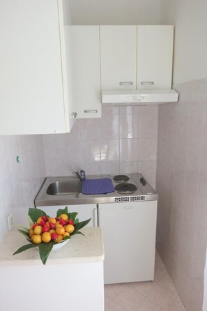 Kühlschrank, Herdplatte, Kochgeschirr/Geschirr/Besteck