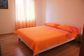 2 bedrooms, iron/ironing board, Internet, bed sheets