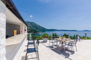 Outdoor dining - Apartments Sandito -Standard One Bedroom Apartment with Balcony and Sea View (Mlini)