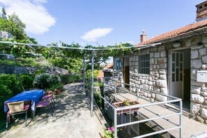 تناول الطعام بالخارج