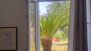 Una ventana con una cita inspiradora enmarcada en la pared de al lado.