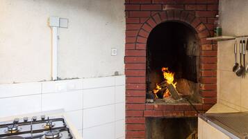 Geladeira, talheres/pratos/utensílios de cozinha