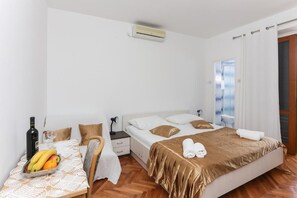 Een strijkplank/strijkijzer, wifi, beddengoed