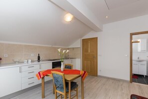 Fridge, oven, stovetop, coffee/tea maker