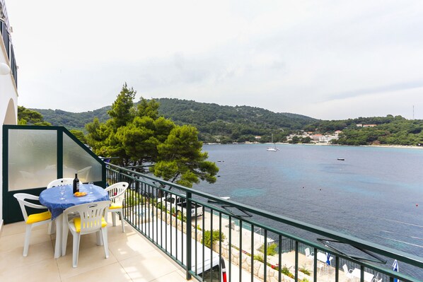 Outdoor dining - Apartments Posta - Studio with Balcony and Sea View (Saplunara)